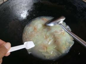 最后加入少许盐调味，出锅。