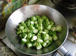 热油，葱花爆锅，炒秋葵