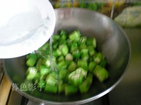 翻炒秋葵变色，加适量的水