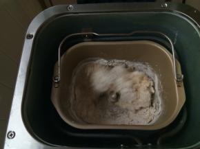 接下来做汉堡胚。把面包材料中除了黄油以外全部放入面包机，揉面二十分钟，初步扩展之后再放入软化的黄油，继续揉面至扩展阶段。