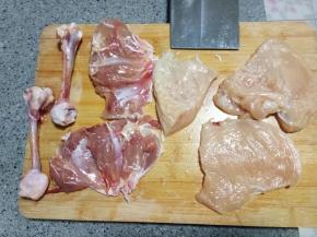 鸡腿肉去骨，家里只剩了两只鸡腿，于是用了一块鸡胸来充数。用叉子把肉肉表面扎满洞洞，这样后面比较容易入味。