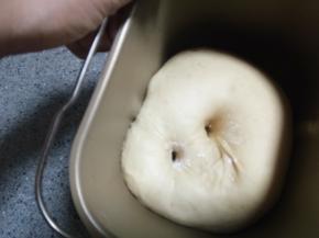 在面包机桶内发酵即可。发酵至手指沾面粉戳洞不回缩即可。