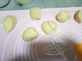 在面包机桶内发酵即可。发酵至手指沾面粉戳洞不回缩即可。