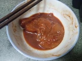 把肉肉放入碗中，倒入奥尔良腌肉粉，用手给肉按摩，时间长一点，充分按摩可以让肉肉充分吸收腌肉粉。然后用保鲜膜锋好，放入冰箱冷藏最少五个小时。晚上做比较好，冷藏过夜，正好成为早餐。