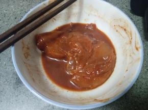 把肉肉放入碗中，倒入奥尔良腌肉粉，用手给肉按摩，时间长一点，充分按摩可以让肉肉充分吸收腌肉粉。然后用保鲜膜锋好，放入冰箱冷藏最少五个小时。晚上做比较好，冷藏过夜，正好成为早餐。