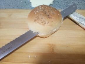 拿一个汉堡胚，用刀从中间割开