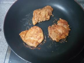 腌制好的鸡肉拿出来，用平底锅两面煎熟。我没放油，为了更低脂。