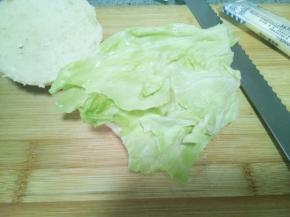 挤点沙拉酱，盖上一片生菜叶