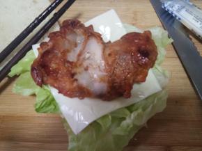 再放上一块鸡肉，鸡肉是热的，趁着热劲，会融化芝士片，带来更美味的享受。