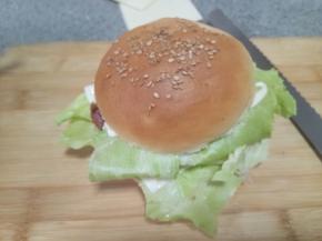 盖上另一半汉堡胚，就完成了