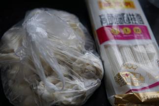 先准备原材料，如图所示