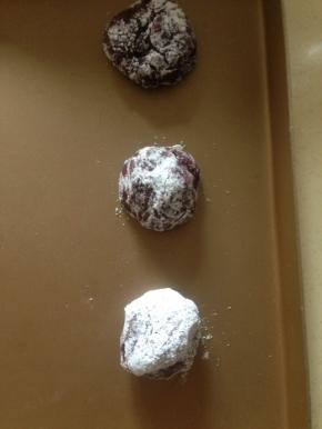 放到不粘烤盘上 间隔大一点 要不然 你会得到一个大饼 滚出的球形面糊直接放到烤盘上 不要压扁