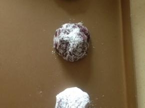 放到不粘烤盘上 间隔大一点 要不然 你会得到一个大饼 滚出的球形面糊直接放到烤盘上 不要压扁