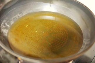 取一个锅，放入大量的植物油