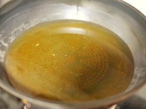 取一个锅，放入大量的植物油
