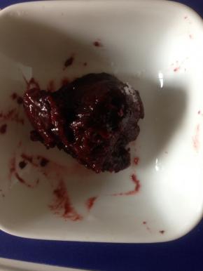 取出来冷藏好的面糊 分出需要的大小 用刮刀整理成圆形