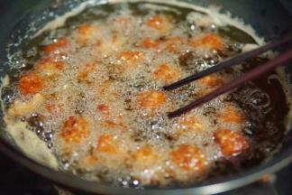 中小火煎至全熟，金黄即可