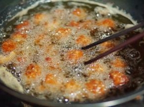 中小火煎至全熟，金黄即可