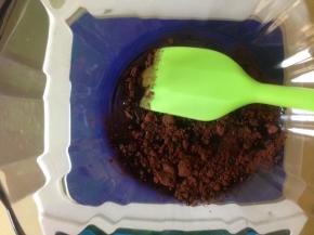 可可粉 玉米油 红丝绒精华放入碗中搅拌均匀