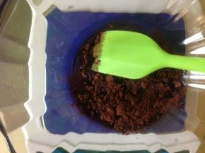 可可粉 玉米油 红丝绒精华放入碗中搅拌均匀