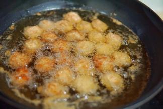 开中小火，一边炸一边做