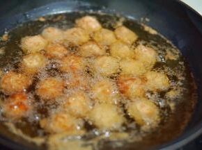 开中小火，一边炸一边做
