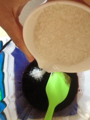 加入白砂糖和盐