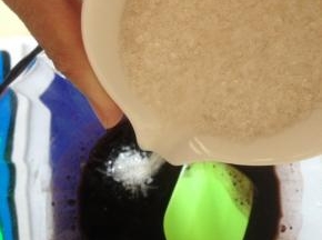 加入白砂糖和盐