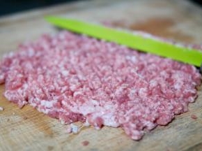 猪肉洗干净剁碎