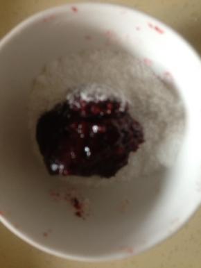 当到装糖粉的小碗里 滚满糖粉 