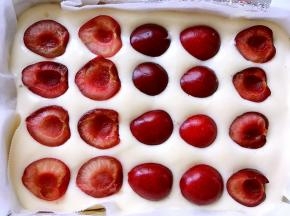 倒入剩下的面糊，用刮刀刮平正，铺上第二层樱桃果肉，入烤箱150度烤50分钟，出炉倒扣，凉透撕掉油纸