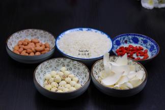 准备食材：大米、莲子、百合、枸杞、花生等食材；