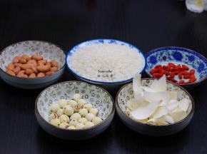 准备食材：大米、莲子、百合、枸杞、花生等食材；