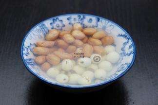 花生、莲子洗净浸泡15分钟；