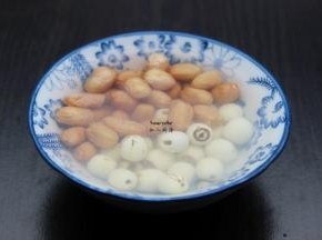花生、莲子洗净浸泡15分钟；