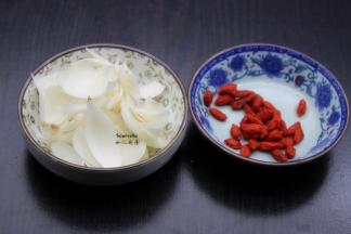 新鲜百合洗净、枸杞洗净；