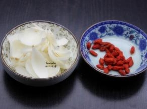 新鲜百合洗净、枸杞洗净；