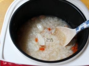 煲好的粥，焖10分钟，开盖放入白砂糖拌均即可。