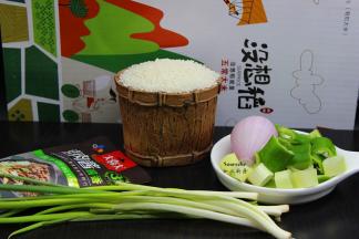 准备食材：大米、青椒、洋葱、大葱、烤肉酱等食材；