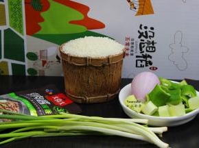 准备食材：大米、青椒、洋葱、大葱、烤肉酱等食材；