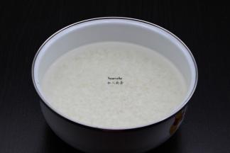 大米洗净浸泡15分钟；PS：夏天15分钟，冬天30分钟。