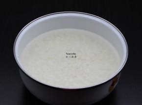 大米洗净浸泡15分钟；PS：夏天15分钟，冬天30分钟。