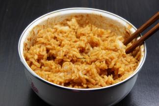 米饭和烤肉酱拌均。