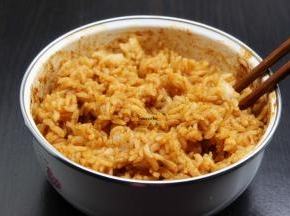 米饭和烤肉酱拌均。