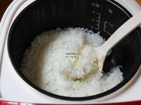 饭煲好之后焖5分钟，打开，用饭勺稍微拌均；