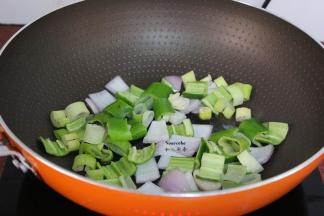 热锅，倒油，煸香青椒、洋葱、大葱；