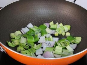 热锅，倒油，煸香青椒、洋葱、大葱；