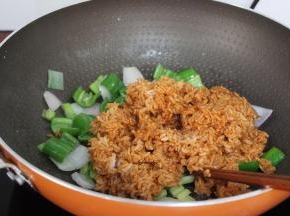 把拌均的酱饭倒入锅中翻炒；PS：不断翻炒，防止粘；