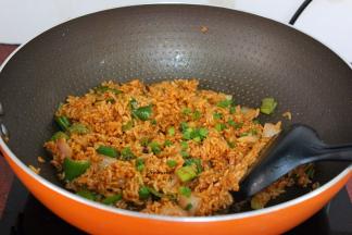 炒至米饭在跳舞，“噼里啪啦的响”，放入香葱炒均即可。PS：不需要放盐，酱有盐味。