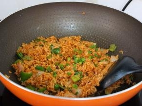 炒至米饭在跳舞，“噼里啪啦的响”，放入香葱炒均即可。PS：不需要放盐，酱有盐味。